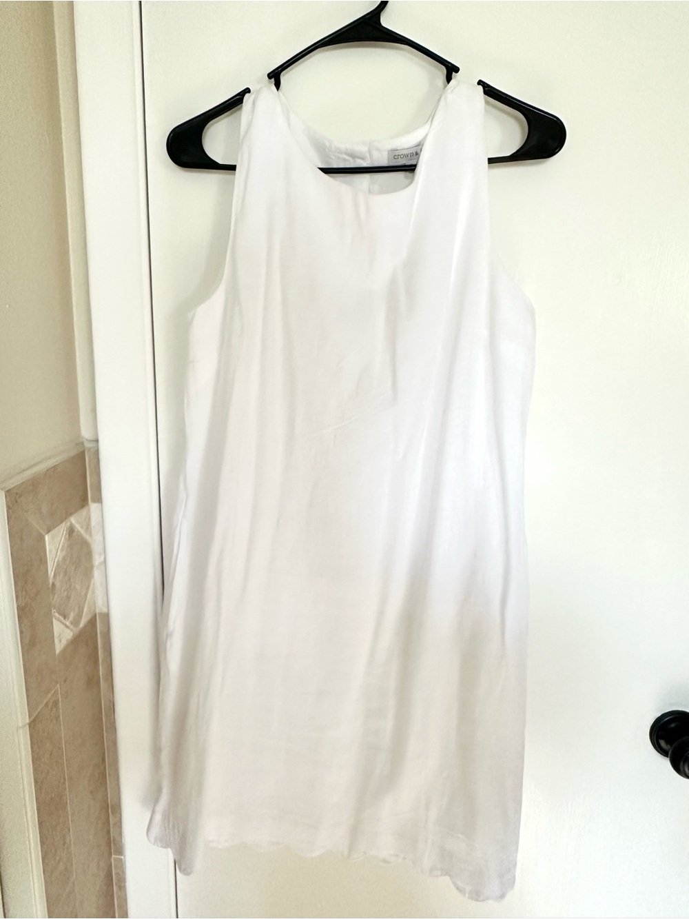 crown & ivy White Sleeveless Scallop Dress